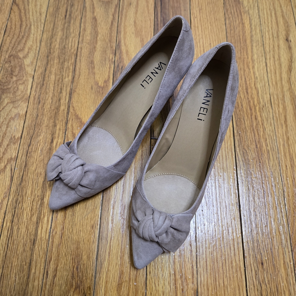 VANELi Women's Taupe Suede Bow Pumps Size 7 (New)